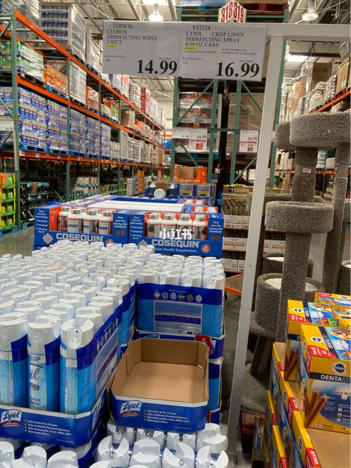 發現每個人的購物車里都有一排clorox的消毒濕巾,我直奔生活用品區